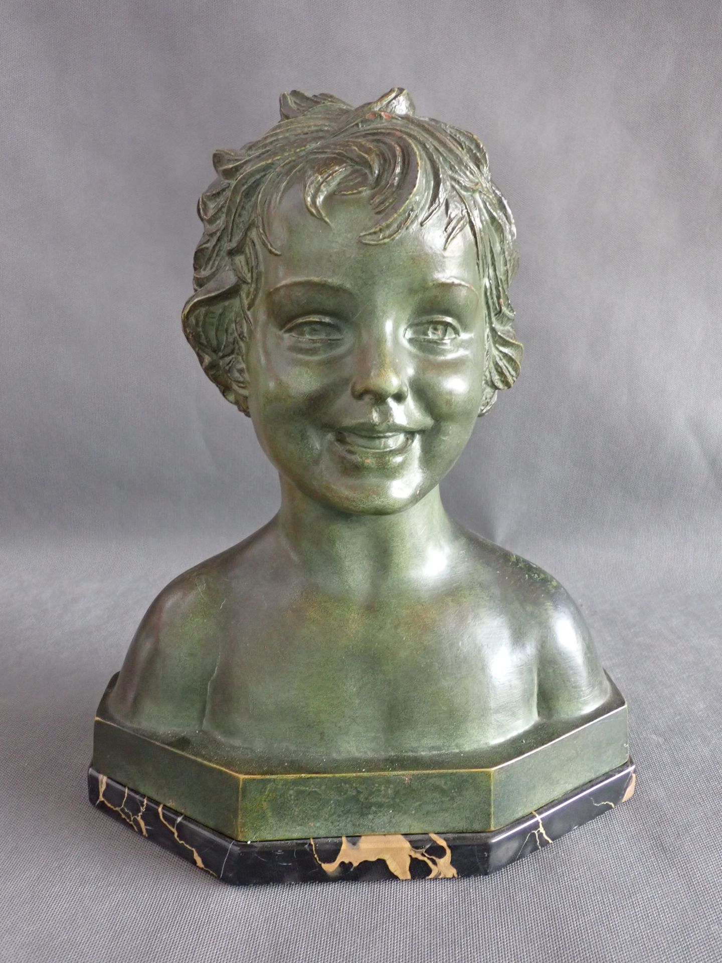 Null CHIPARUS DEMETER Testa di bambino, busto in terracotta con patina verde su &hellip;