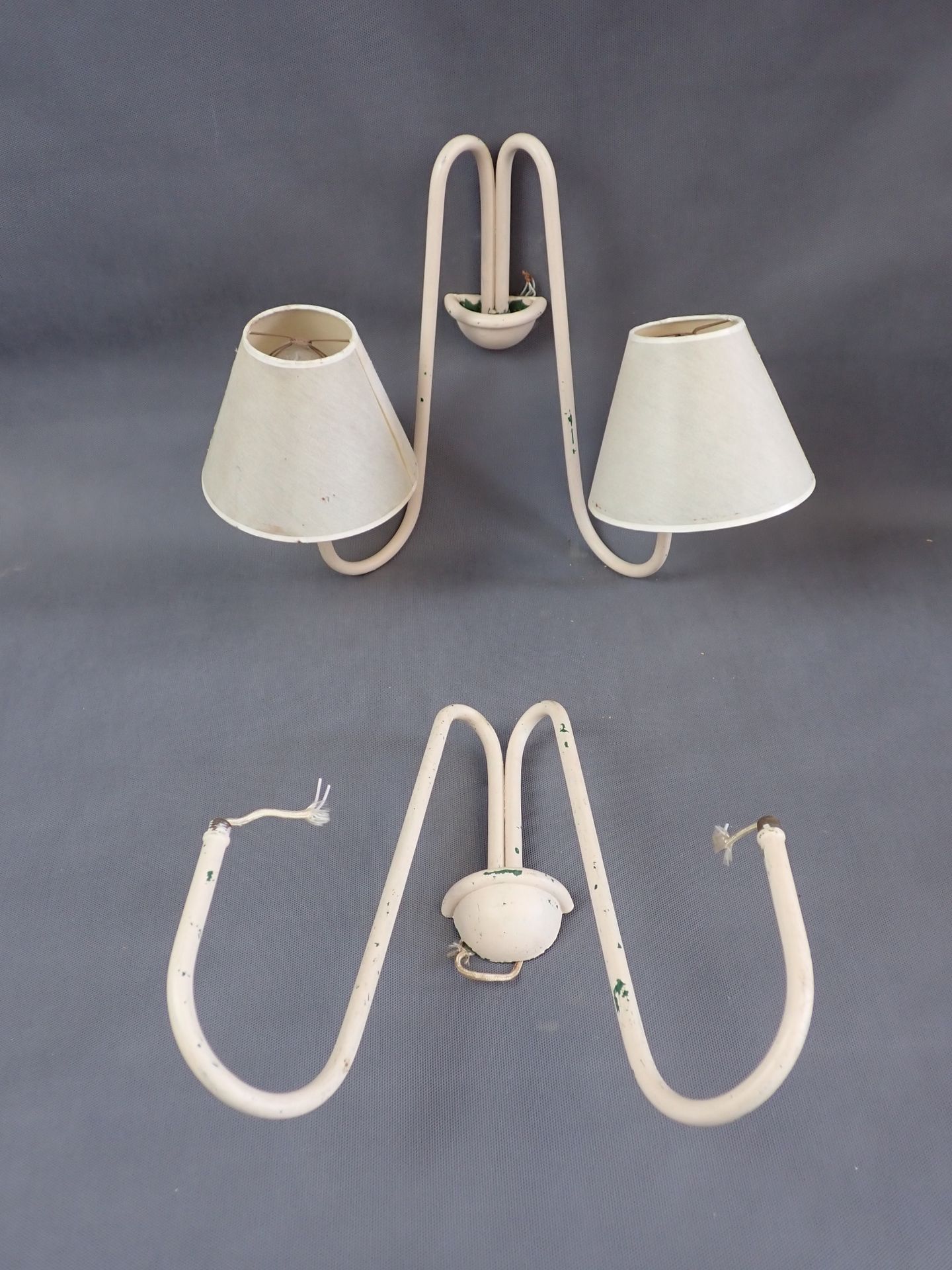 Null Jean ROYERE (1902-1981) Paire d'appliques à 2 bras de lumière en métal pein&hellip;