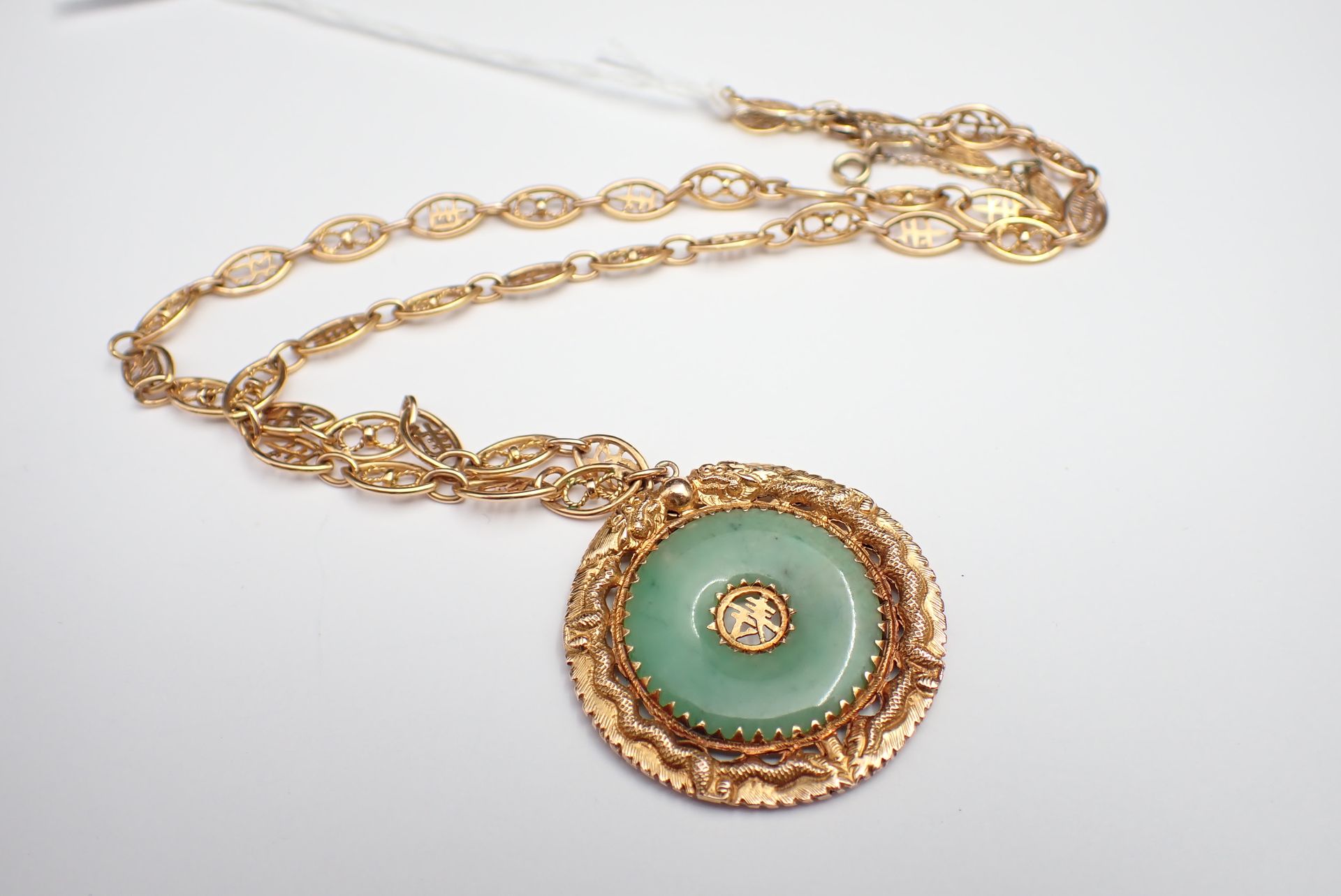 Null VIETNAM Collier à décor de dragons, avec pendentif, or et jade, L 51 cm, di&hellip;