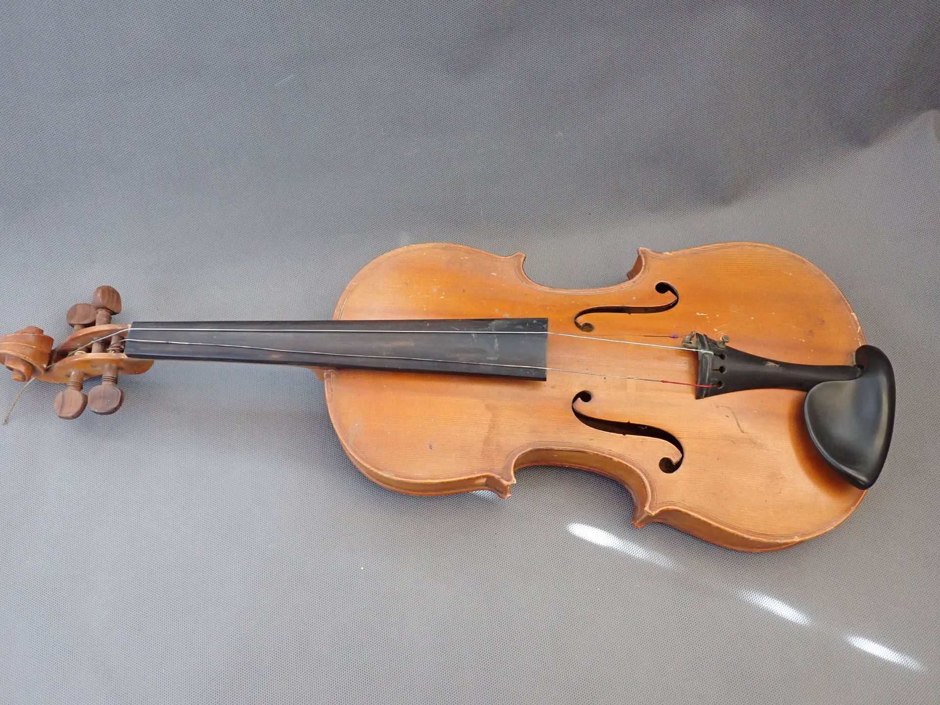 Null Violino recante un'etichetta con la scritta "copia di Stradivari", L 35,8 c&hellip;