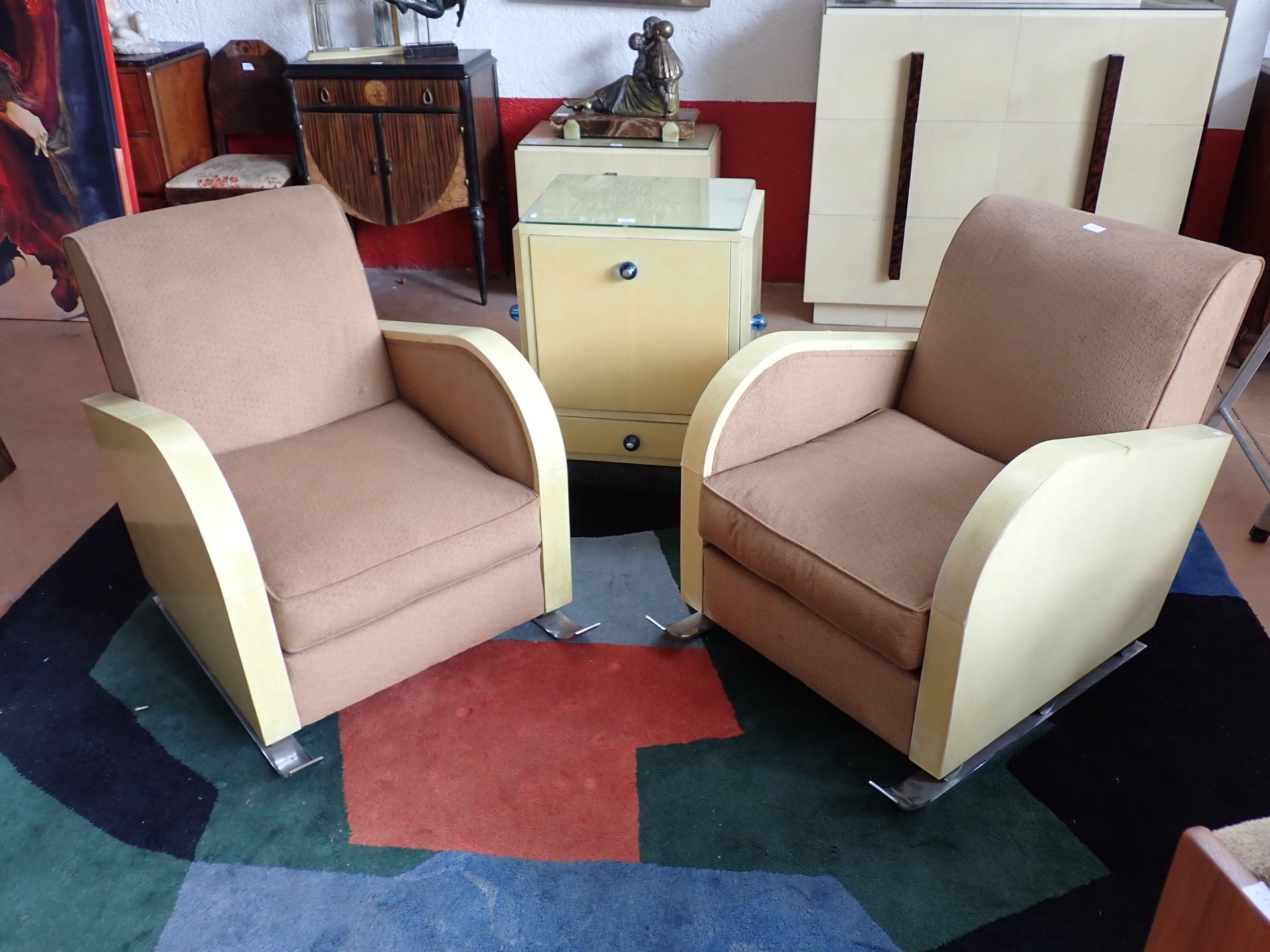 Null Pair of Art-Deco armchairs upholstered in parchment and trimmed in ostrich-&hellip;