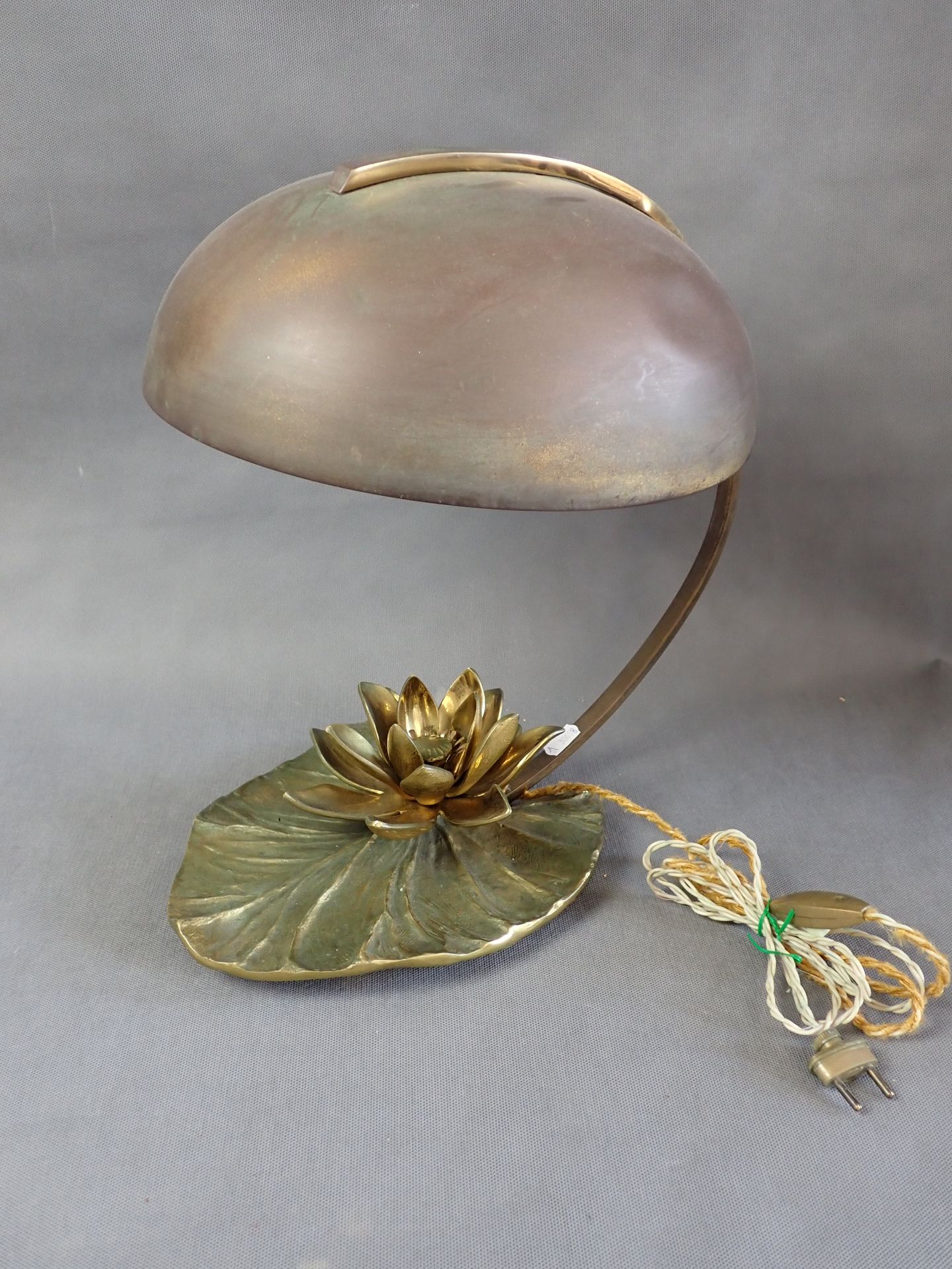 Null MAISON CHARLES lampe modèle nénuphar, en bronze et laiton ( Ht : 37 cm, Dia&hellip;