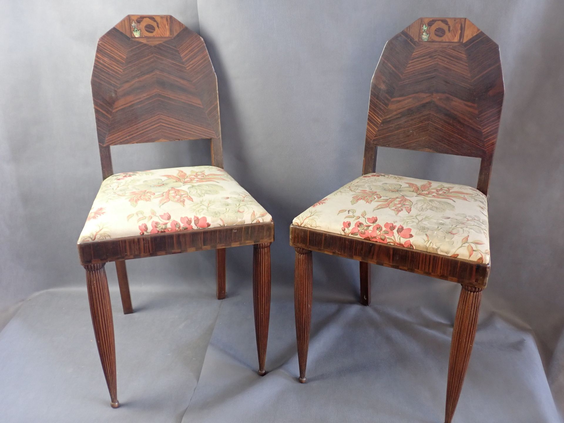 Null Paar Art-Deco-Stühle aus Intarsien, Blumendekor mit Perlmutt, Canelé-Füße (&hellip;