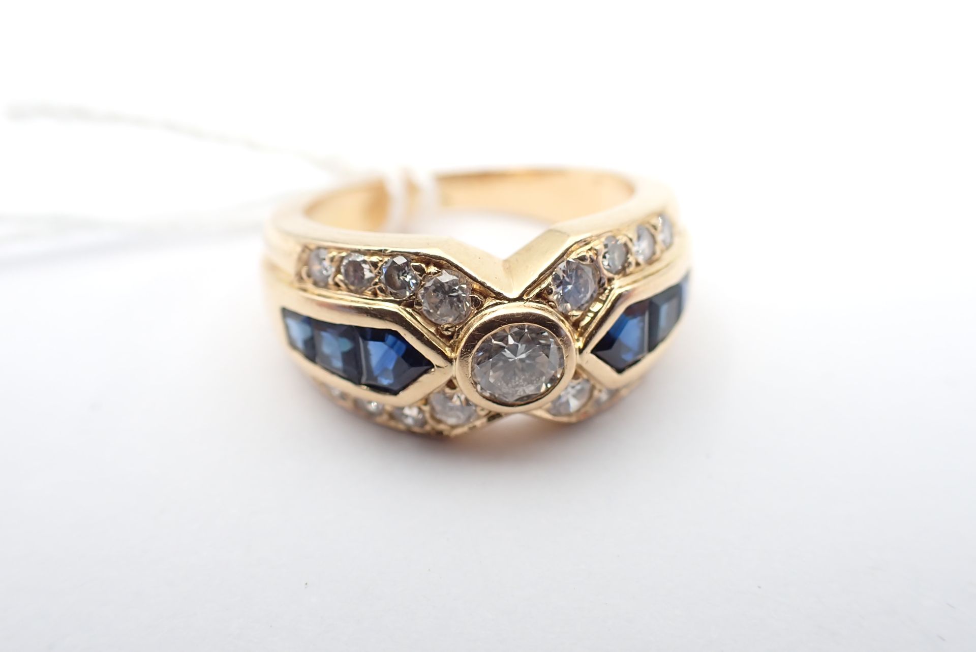 Null Ring in yellow gold, diamonds and calibrated sapphires, weight 6.6g, TDD 53