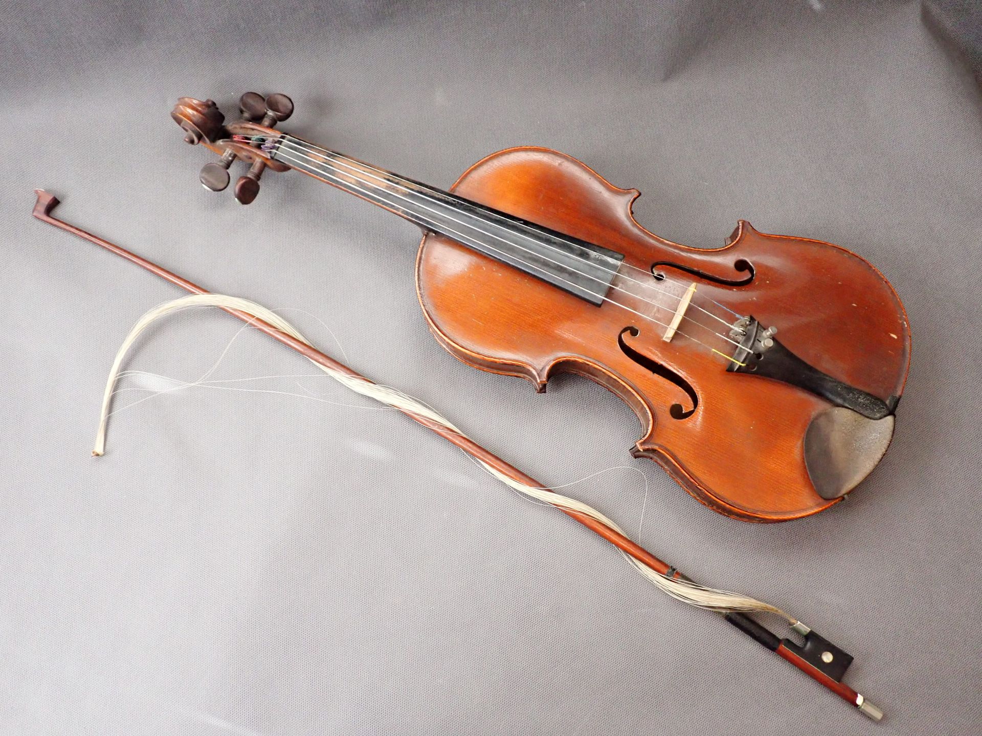 Null FRAIS JUDICIAIRES Geige trägt das Etikett D. SORIOT, H. Der Decke 35,7cm, e&hellip;