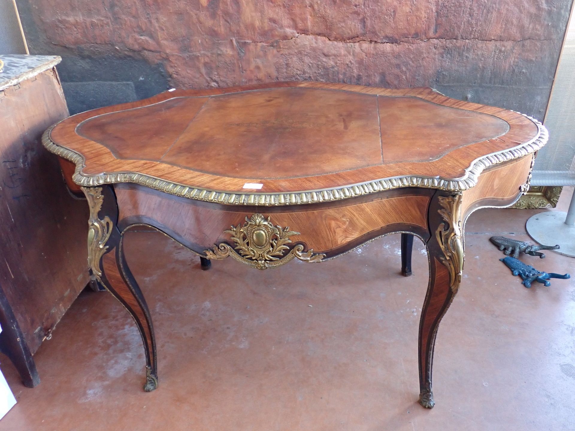 Null 19 世纪的书桌，柯尼希将军的书桌（家族传奇），红木镶嵌、青铜和皮革覆盖的桌面，腰部开有抽屉，75x136x84.5 厘米（部分木皮缺失）。