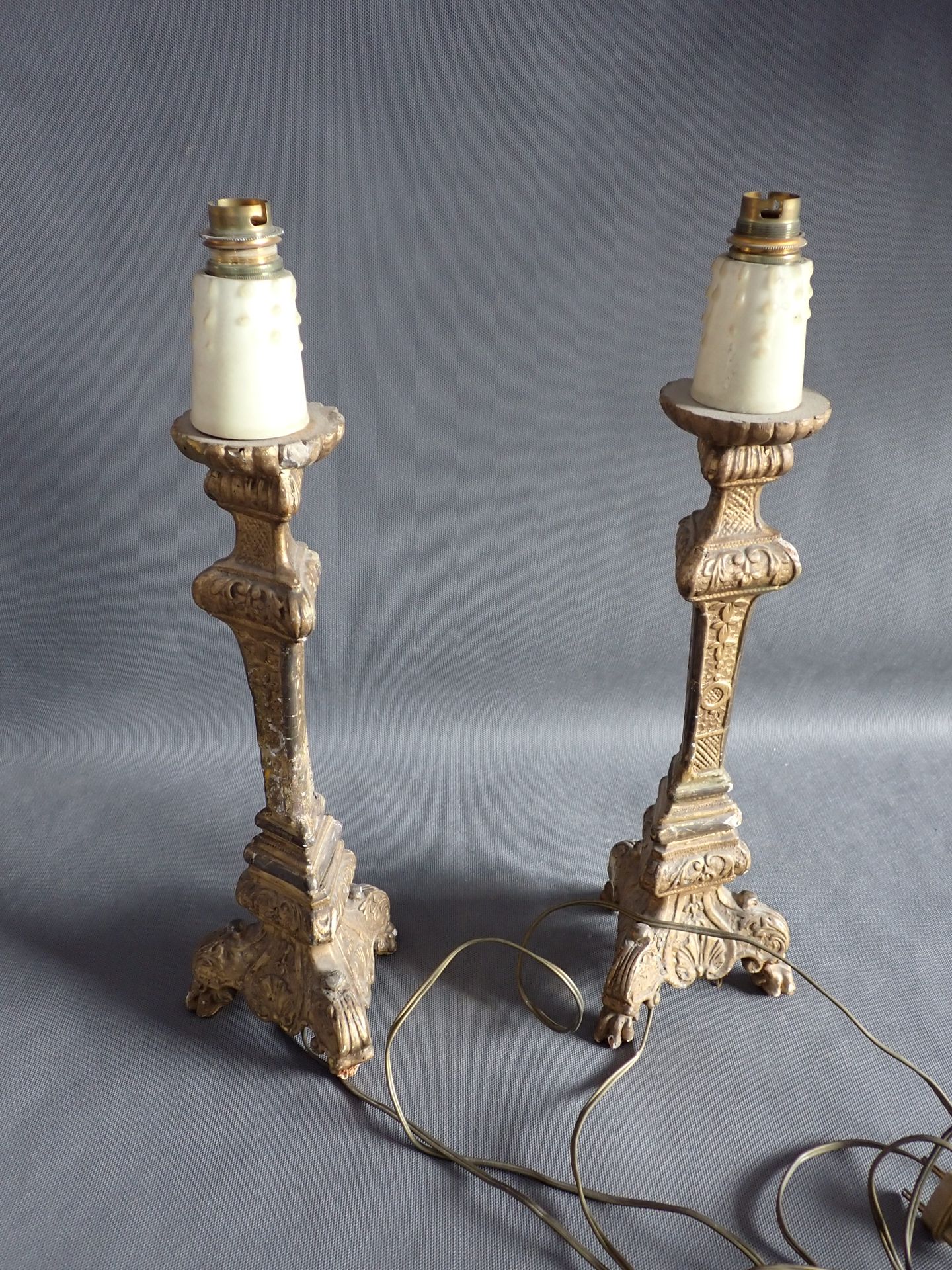 Null Paire de pique-cierges montés en lampe en bois doré du XVIIIème, H 35,5 cm &hellip;
