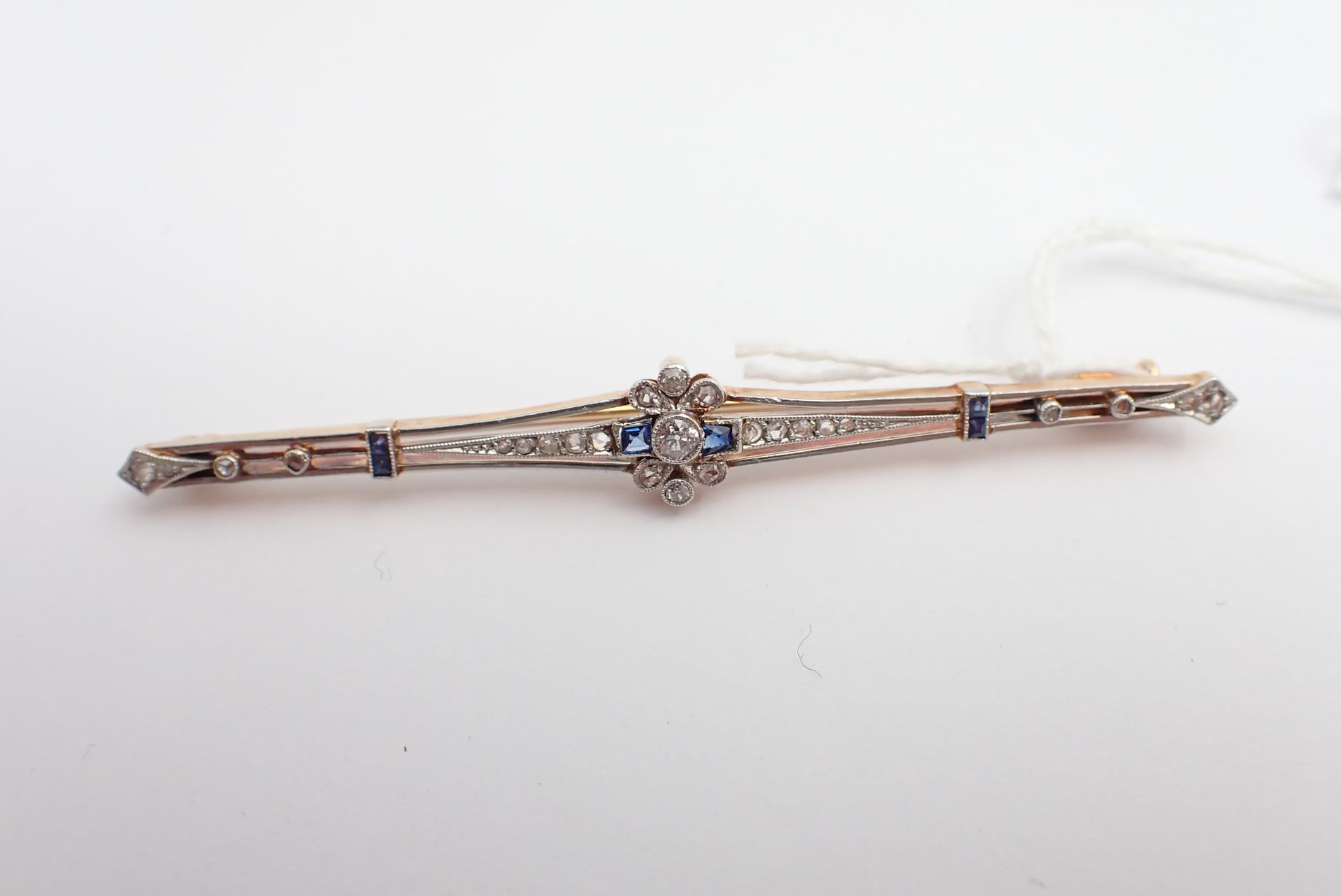 Null Gold barrette brooch, old-cut diamonds, roses and calibrated sapphires, wei&hellip;