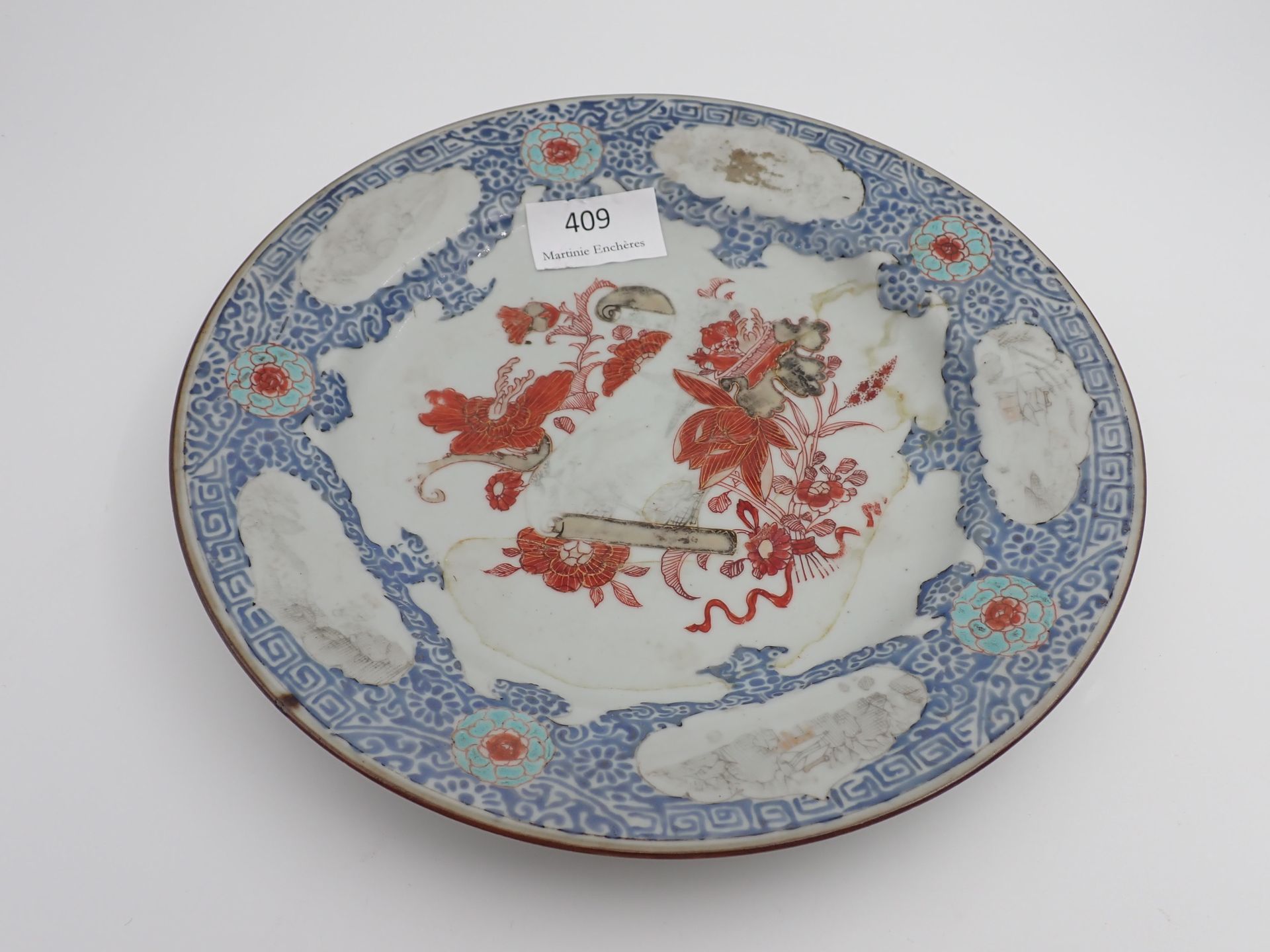 Null CHINA Plato de porcelana con decoración floral y paisajística en cartelas, &hellip;