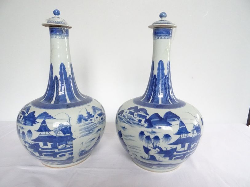 CHINE Paire de bouteilles en porcelaine, H 41 cm (éclats aux couvercles et deux &hellip;