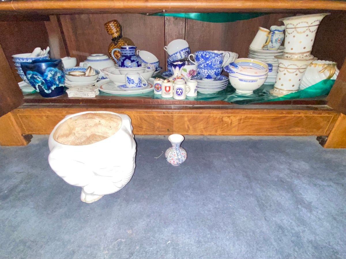 Null Lot de vaisselles en porcelaine comprenant : bols, plat, tasse à thé, cache&hellip;
