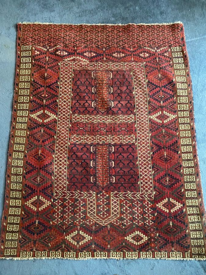 Null 带有几何装饰的红地毯。

146 x 118厘米。