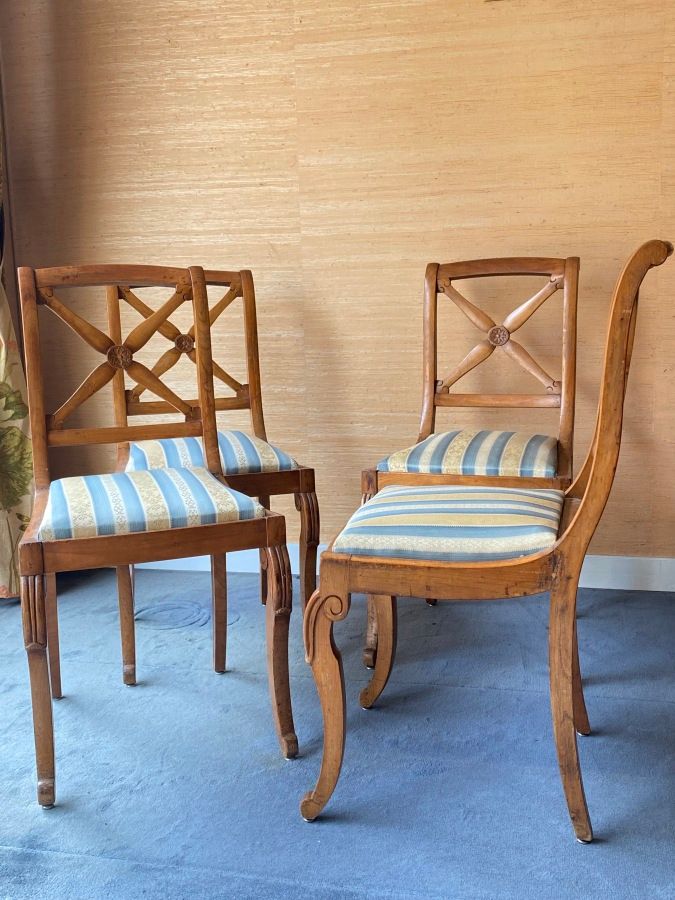 Null Suite de quatre chaises en bois fruité à dossiers ajourés en forme de croix&hellip;