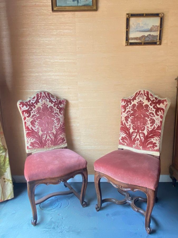 Null 一对带支架的椅子，背部有凹槽，模制装饰，蜗牛腿。

法兰德斯，18世纪。

修复了一个支杆。

增援。

107 x 54 x 49厘米。