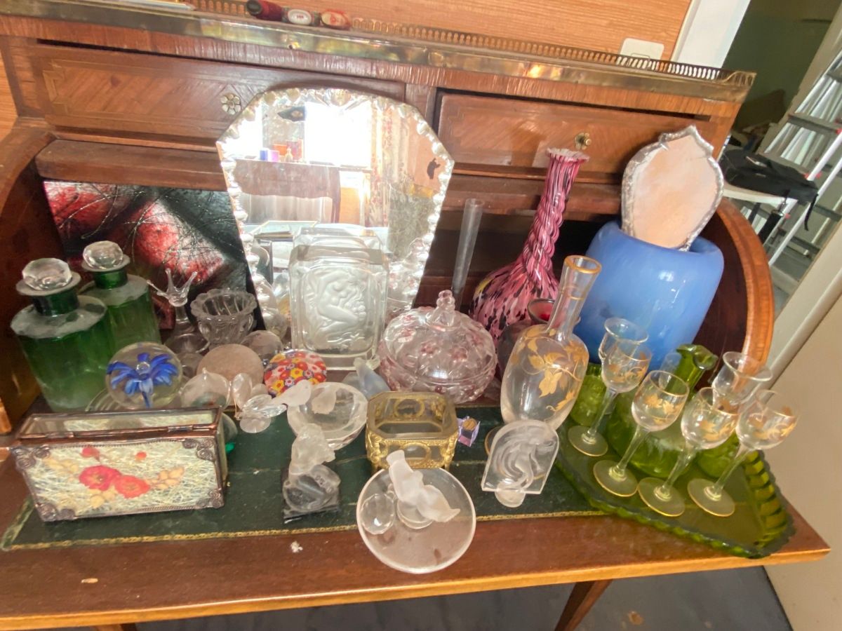 Null 一批玻璃器皿：粉红色大理石花瓶，颈部扭曲，蓝色花瓶，利口酒套装的一部分，法国Lalique的麻雀袋杯和盘子，硫磺和杂物。

事故。