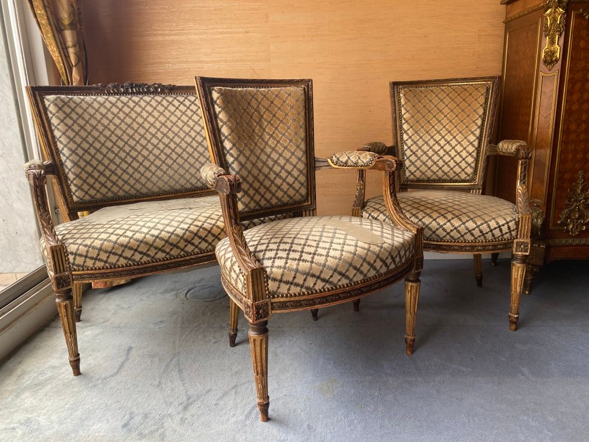 Null Marquise et deux fauteuils en bois doré, sculptés de fleurs et de feuillage&hellip;