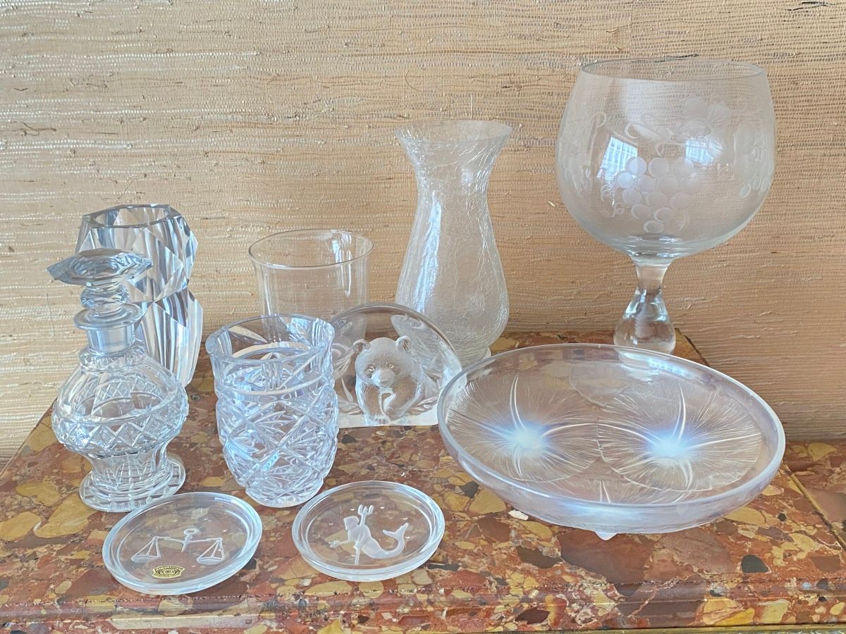 Null 睡莲杯，巴斯特瓶，巴卡拉钻石点花瓶（事故），一个葡萄熔岩，两个杯垫，花瓶和一个熊猫模制玻璃。