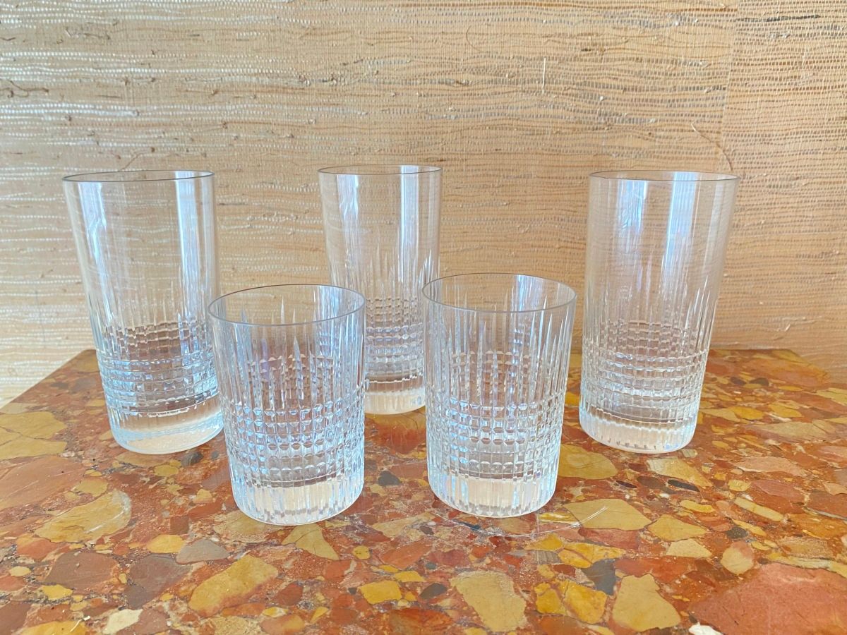 Trois verres à orangeade et deux plus petits en cristal de Baccarat.