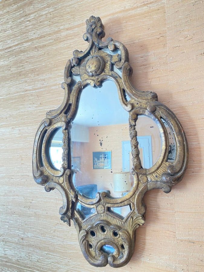 Null Miroir à parecloses en bois sculpté doré.

Style du XVIIIe siècle.

Acciden&hellip;