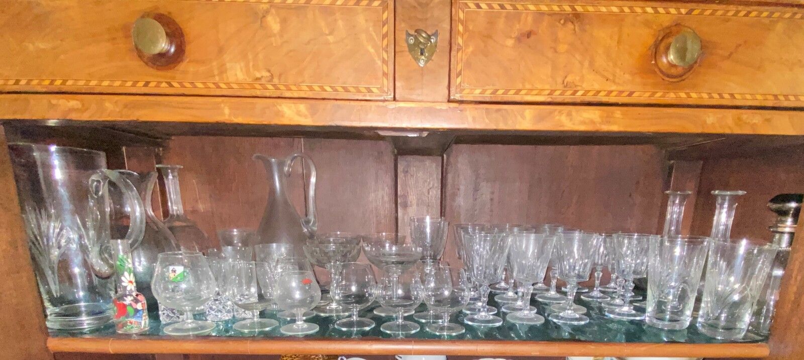 Lot de verreries dépareillées : partie de service de verres à pieds, coupe, verr&hellip;