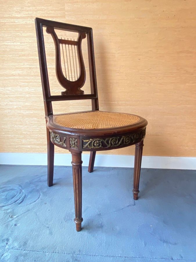 Null 椅子有凹槽的荔枝形靠背，雅各布模型座椅。

路易十六的风格。

角落里的修复工作。

86.5 x 46 x 43.5厘米。