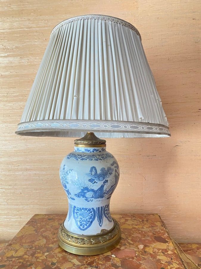 Null Delft earthenware lamp base mounted in gilt bronze.

Accidents.

H : 40 cm.