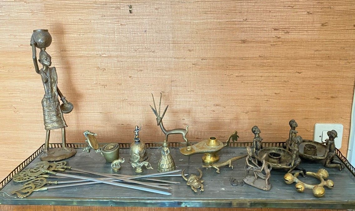Null 一批非洲和其他青铜器包括：砝码盒、一对烛台、手镯、油灯、铃铛、水壶、匆匆等和情色青铜器。