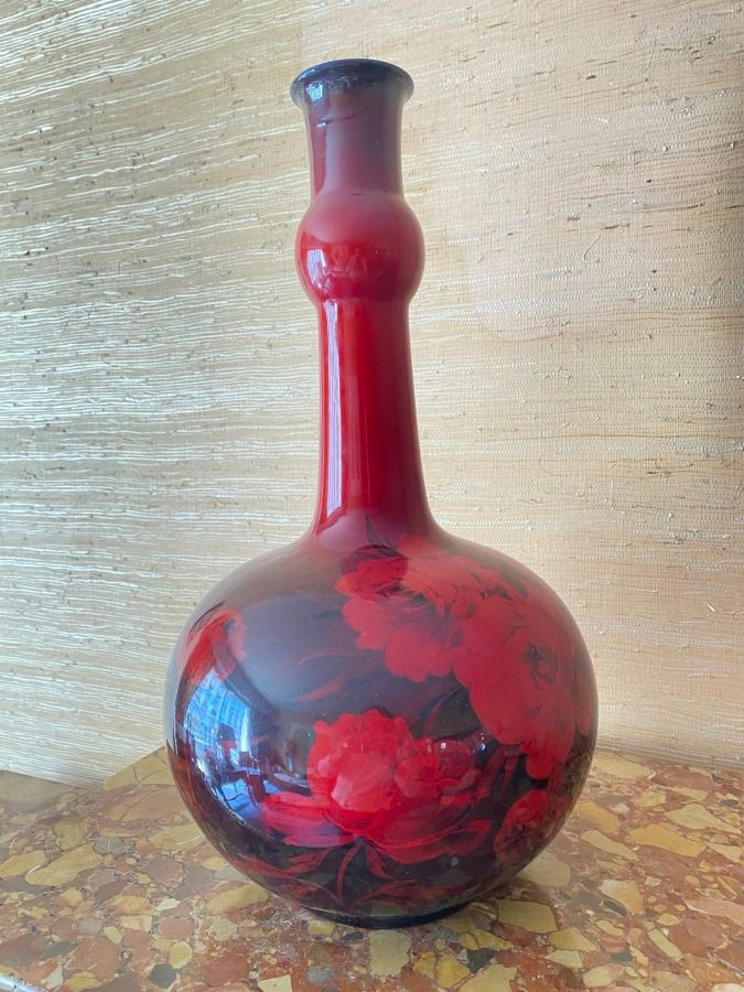 Null Un jarrón de loza roja de Doulton con decoración de rosas.

H: 46 cm.