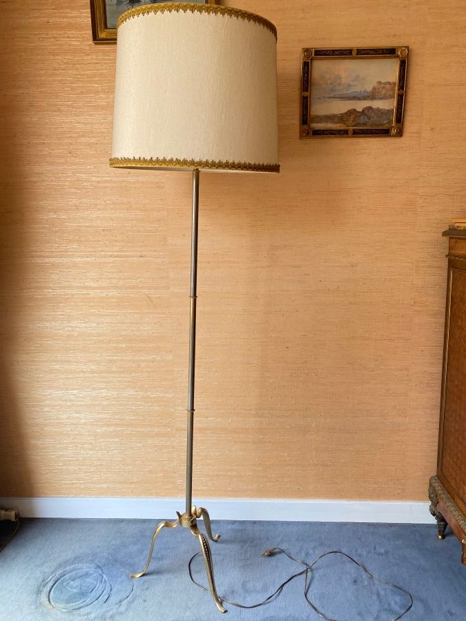Null Tripod lamp in metal.

H: 143 cm.