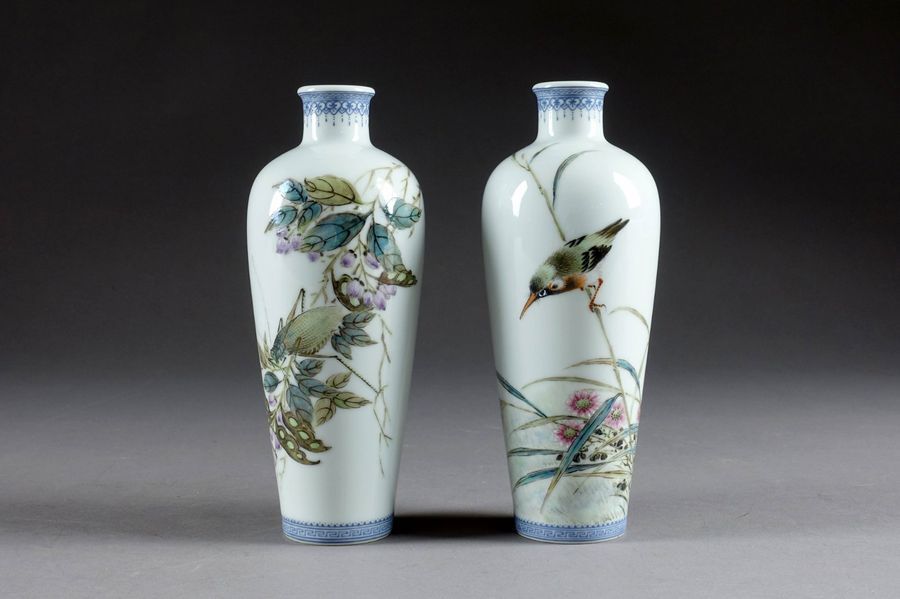 CHINE Paire de petits vases fuselés républicains décorés pour l'un d'un insecte,&hellip;