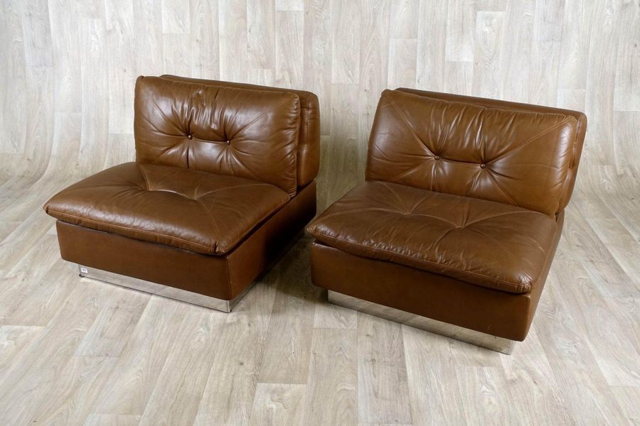 Suite de deux Fauteuils Lounge. Fully upholstered in brown leather. Aluminum bas&hellip;