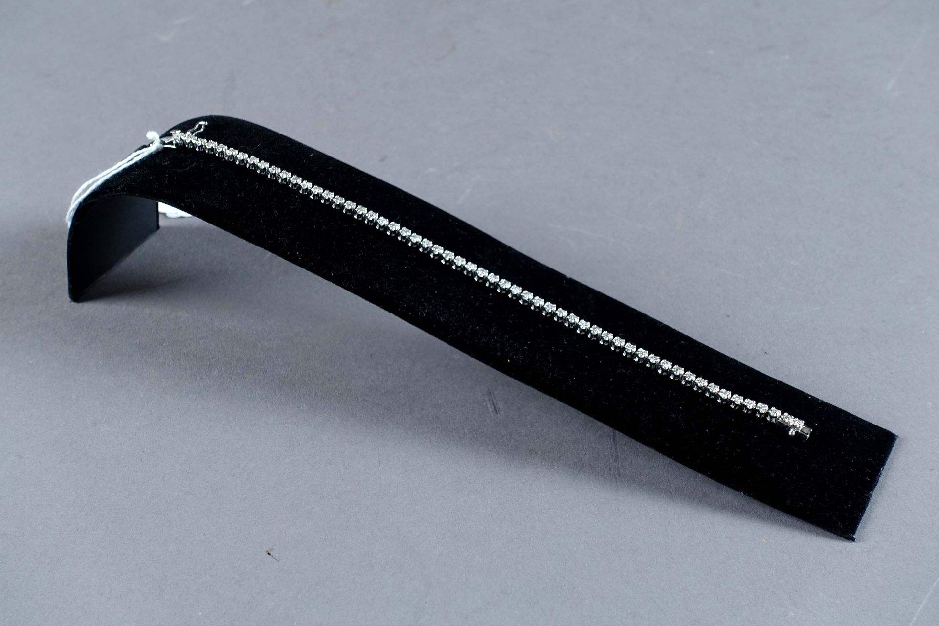 Bracelet Rivière. 镶有五十六颗明亮式切割钻石（约1克拉70）。镶嵌在18K白金中。重量：10.5克。长度：18厘米。