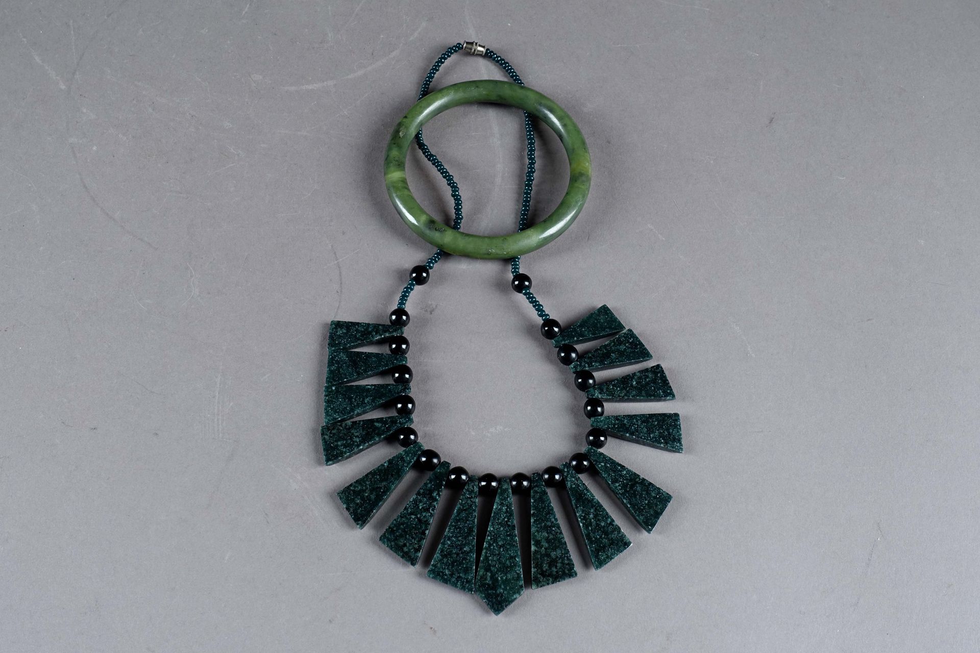 Bracelet Esclave et Collier en Jade. Largeur du bracelet : 6,5 cm. Longueur du c&hellip;