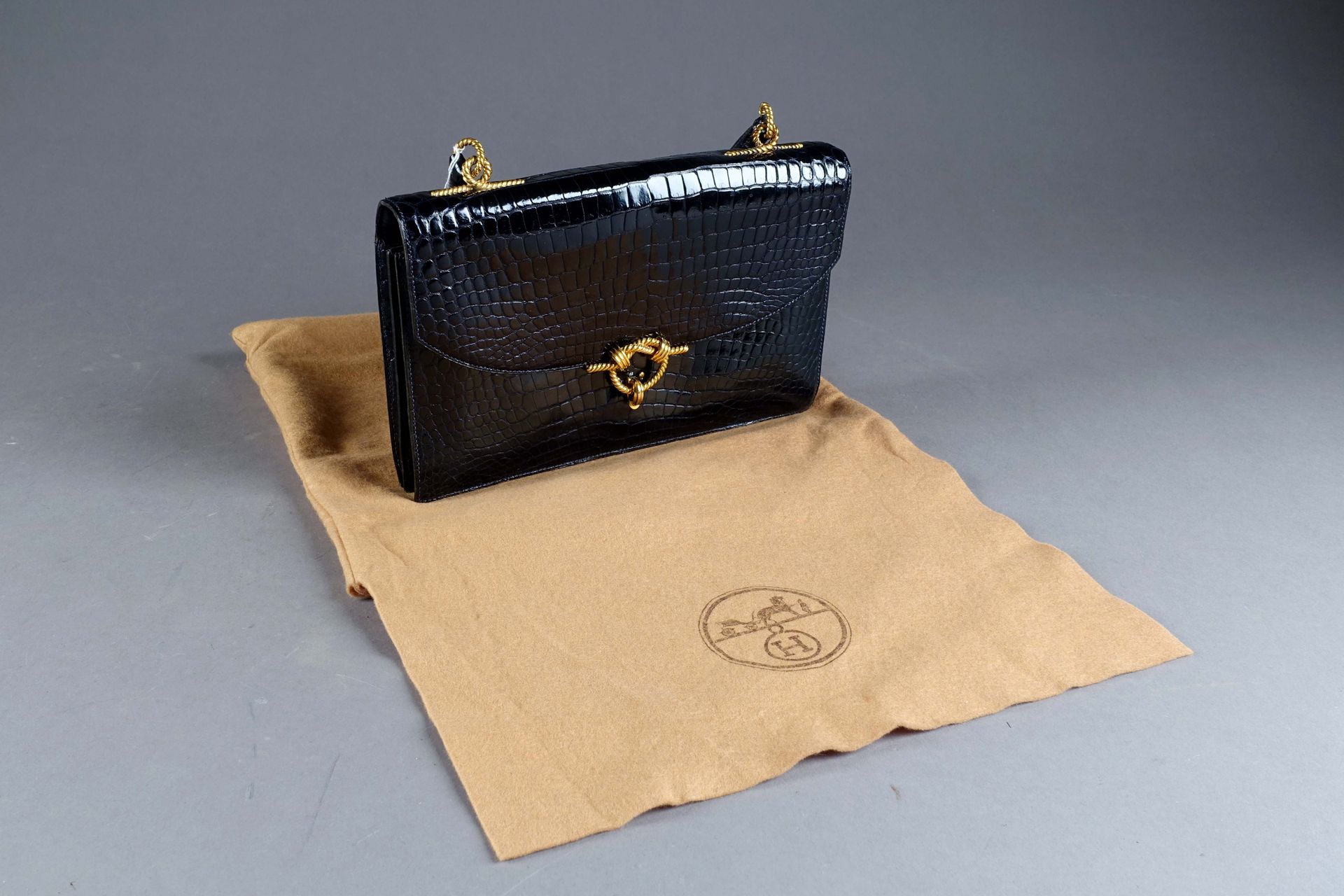 HERMES - PARIS. Cordelière "包，有三个内部隔间，扣子和配件为镀金金属。黑色漆皮鳄鱼皮。内部有皮革衬里。签名：Hermès - Par&hellip;