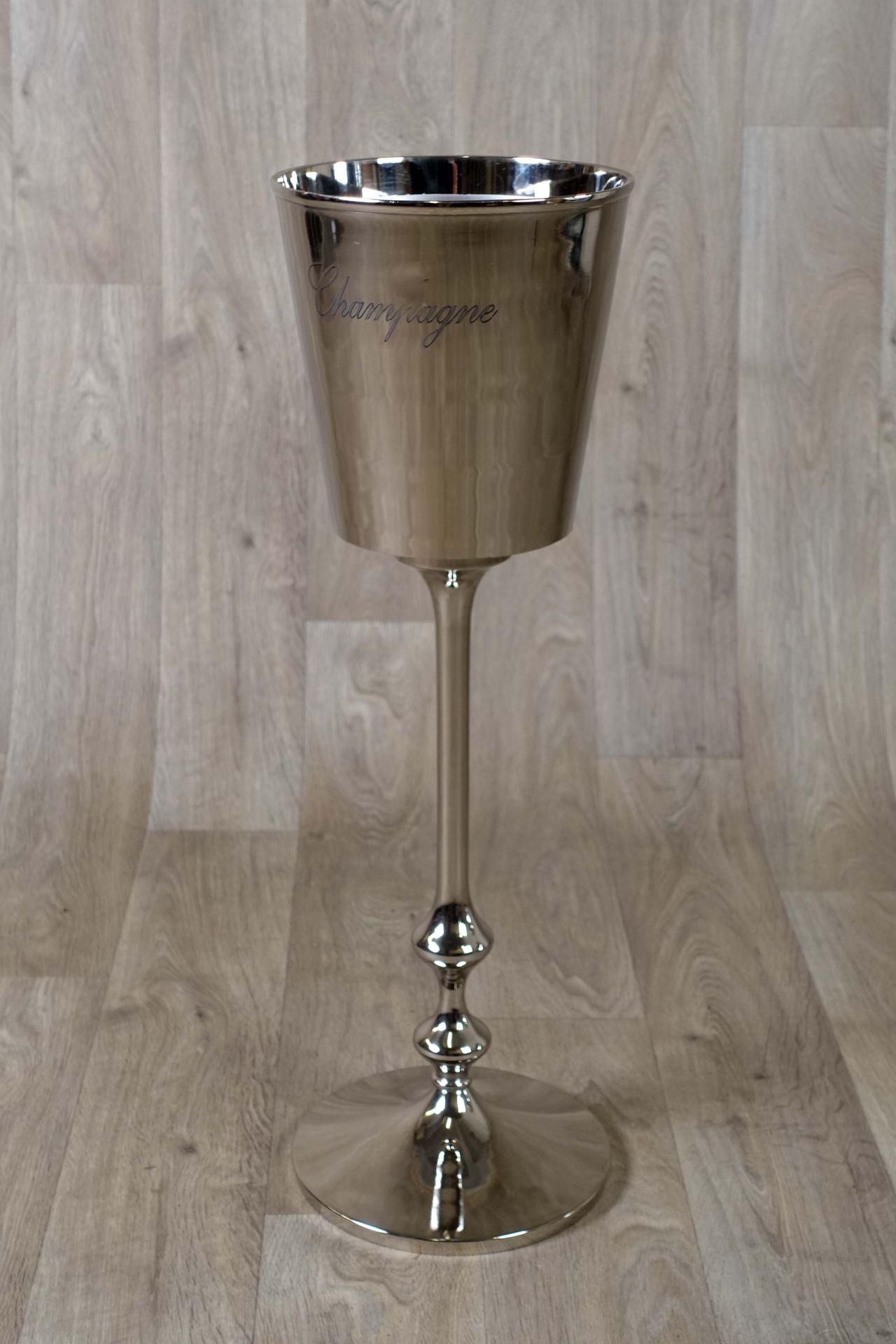 Grand Rafraîchissoir à champagne sur pied. 镌刻有 "香槟 "字样。抛光的金属。高度：79厘米 - 直径：25厘米。