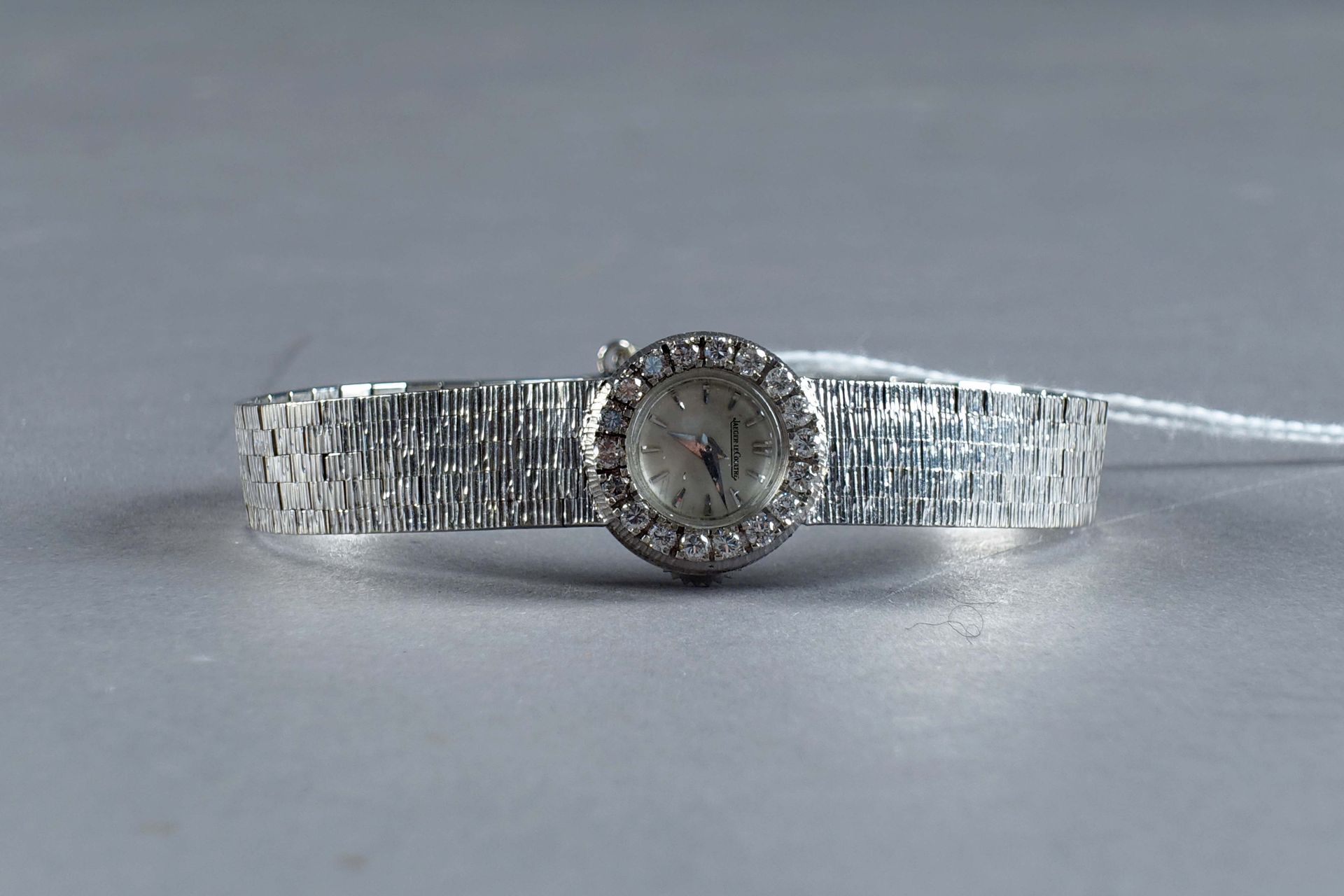 JAEGER-LECOULTRE. 完整的女式手表。圆形表圈上镶嵌着18颗明亮型切割钻石（约0.18克拉）。功能性手动运动。18K白金表壳和表带。重量：33克。&hellip;
