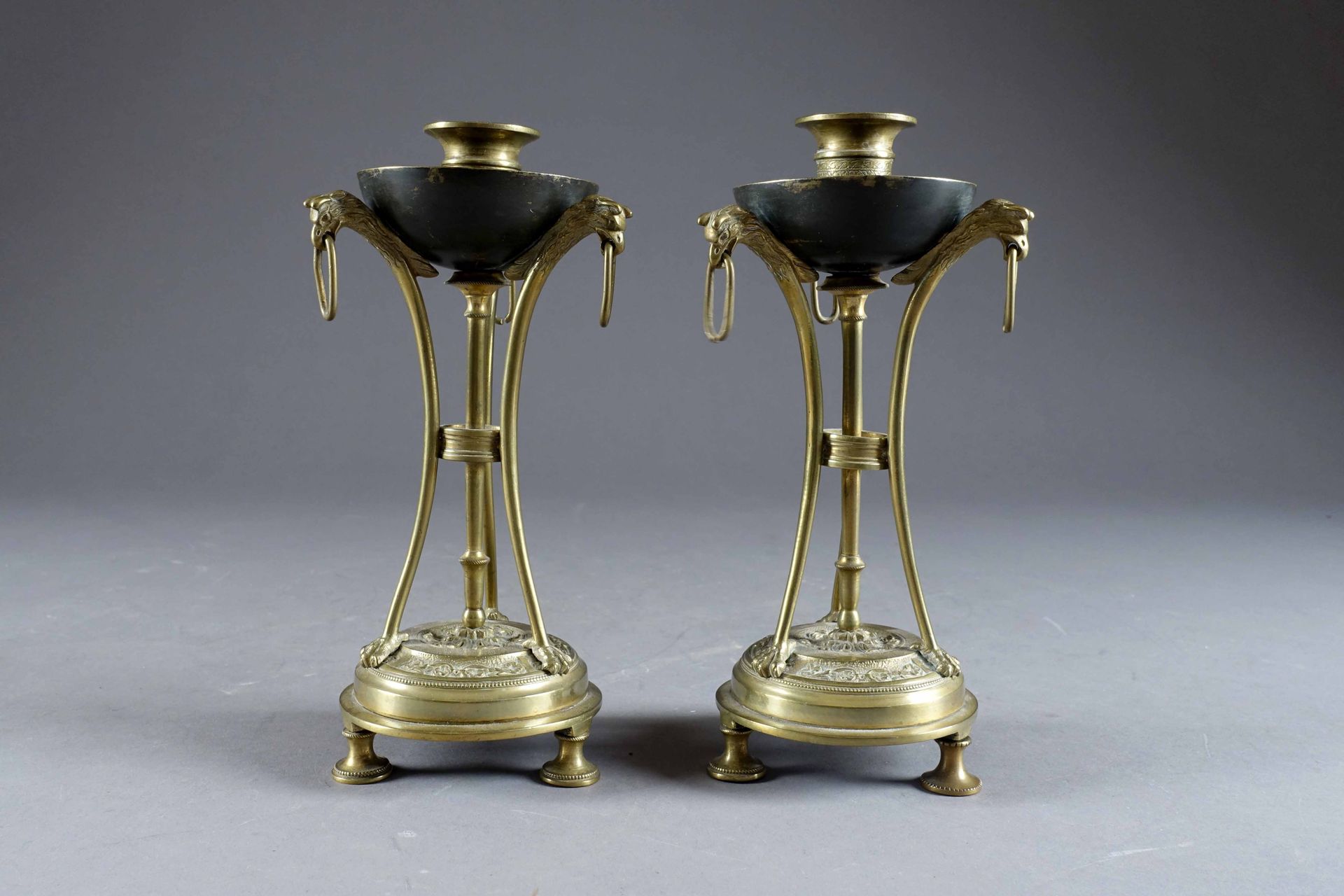 Paire de bougeoirs de style Empire, en athénienne. 一个由三头狮鹫各自携带的酒壶。青铜器。19世纪的法国作品。&hellip;