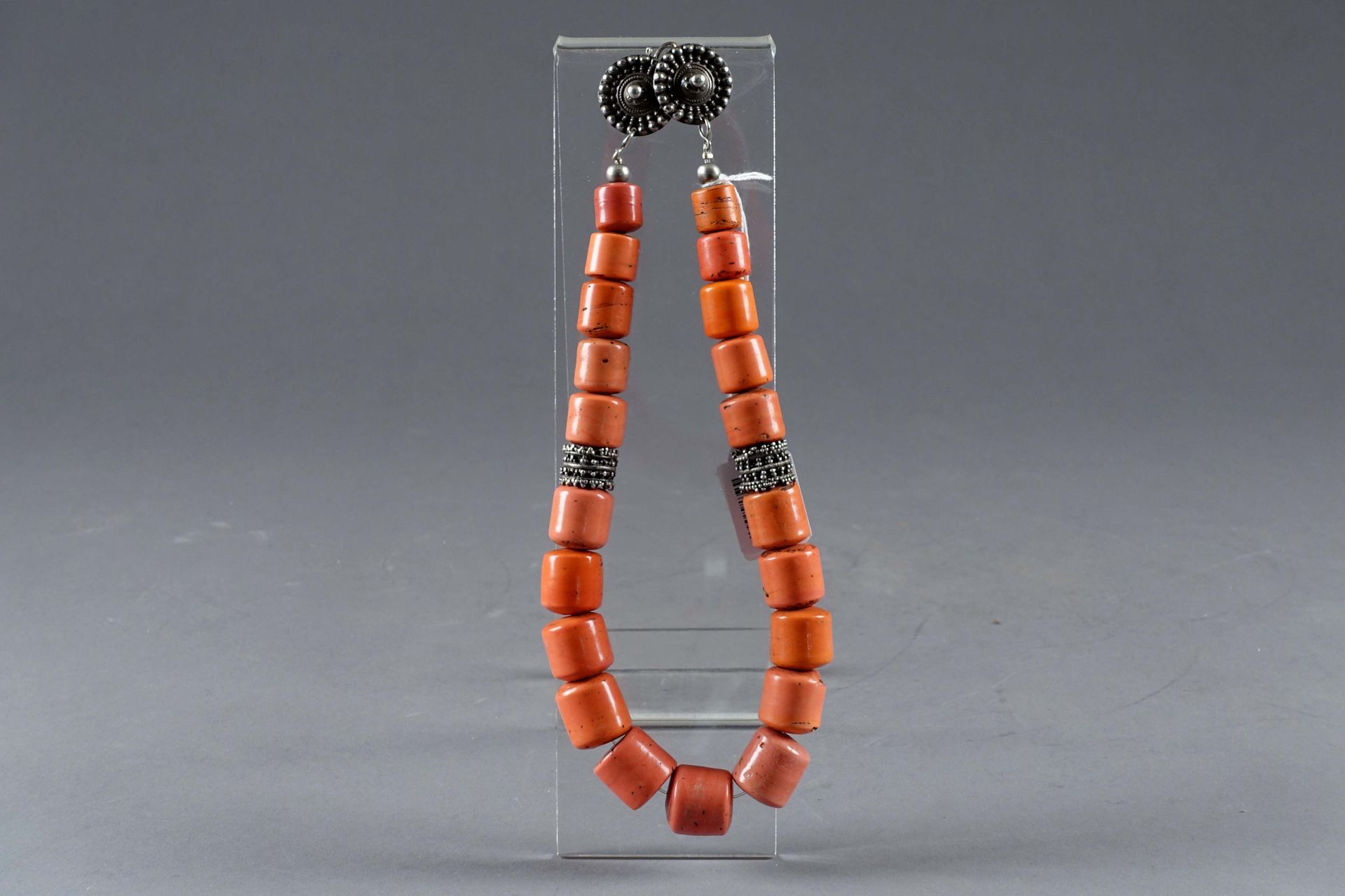 Collier. A stringing of tubular coral beads. Silver clasp. Length : 47 cm.