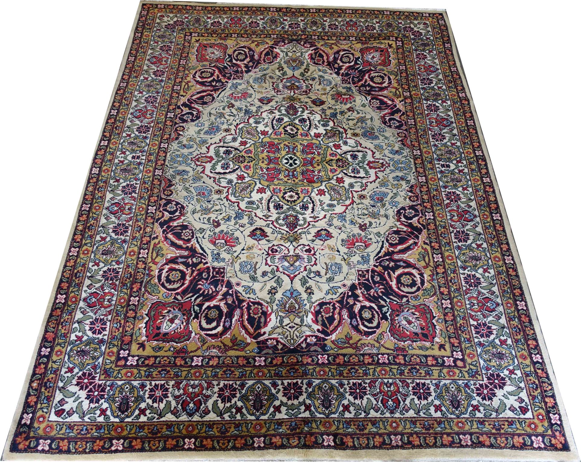 Tapis Kirman. Large clear medallion with floral scrolls. Wide spandrels and five&hellip;