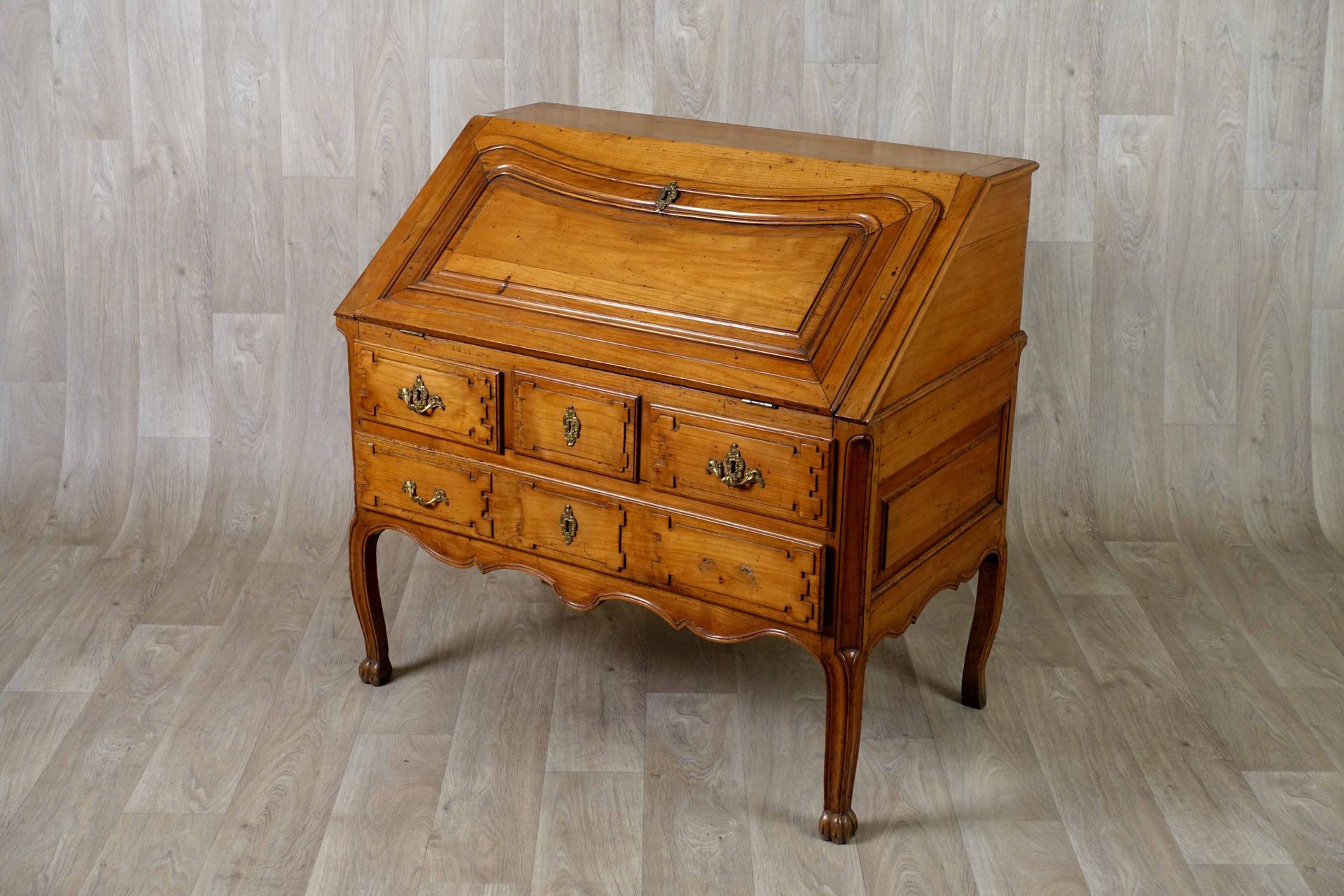 Bureau de pente Louis XV. 它有一个镂空的挡板，形成一个写字台。前面释放出三个强烈的模制的抽屉。切边和弧形腿。樱桃木。18世纪的法国地区&hellip;