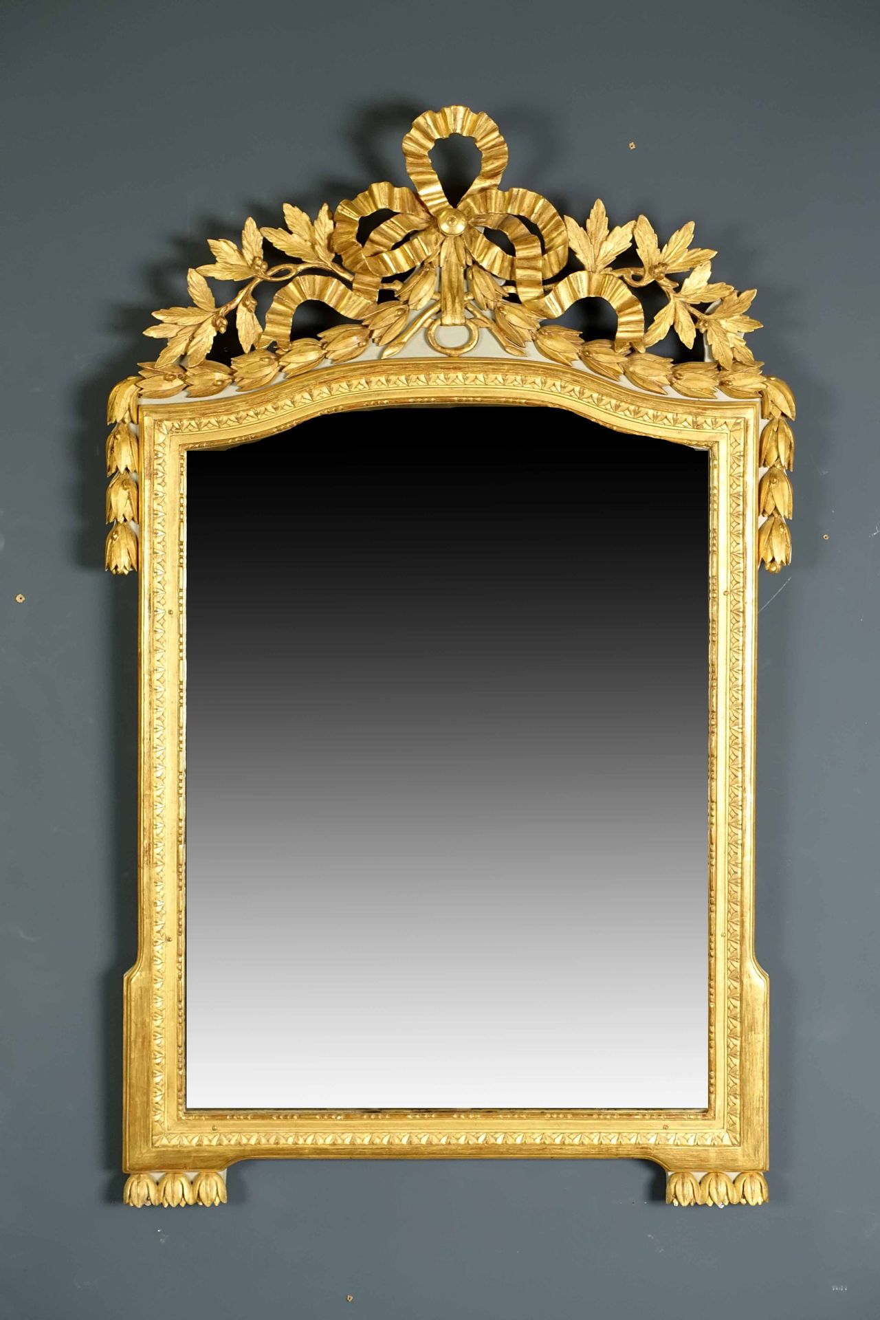 Miroir de Cheminée Louis XVI. 踏板是镂空的，并在花团锦簇的框架中装饰着一条巨大的黑色丝带。框架下有一个Rai de coeur的标&hellip;