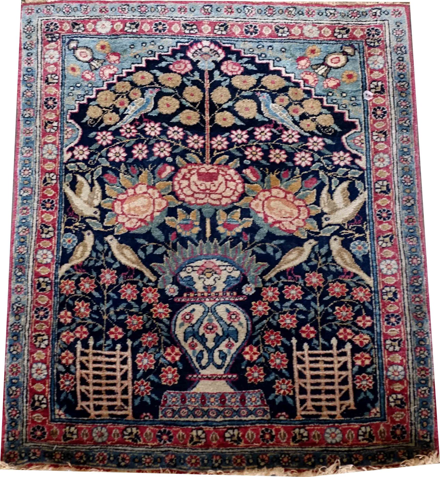 Carpette de Prière Kirman. Il mihrab mostra una grande scatola di fiori circonda&hellip;