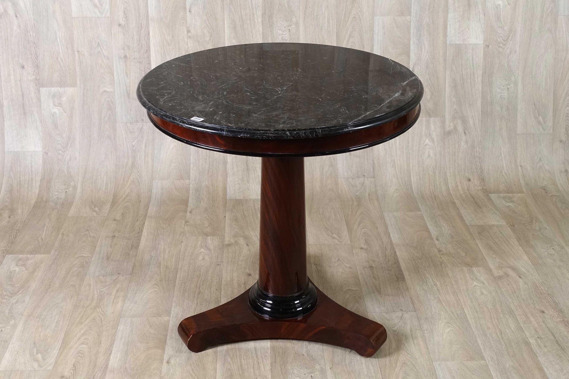 Guéridon. 桌子的顶部是由黑色大理石制成的，上面有白色的纹路。车削的轴和三角架底座。桃花心木。帝国风格的当代作品。尺寸：85 x 83 x 83厘米。