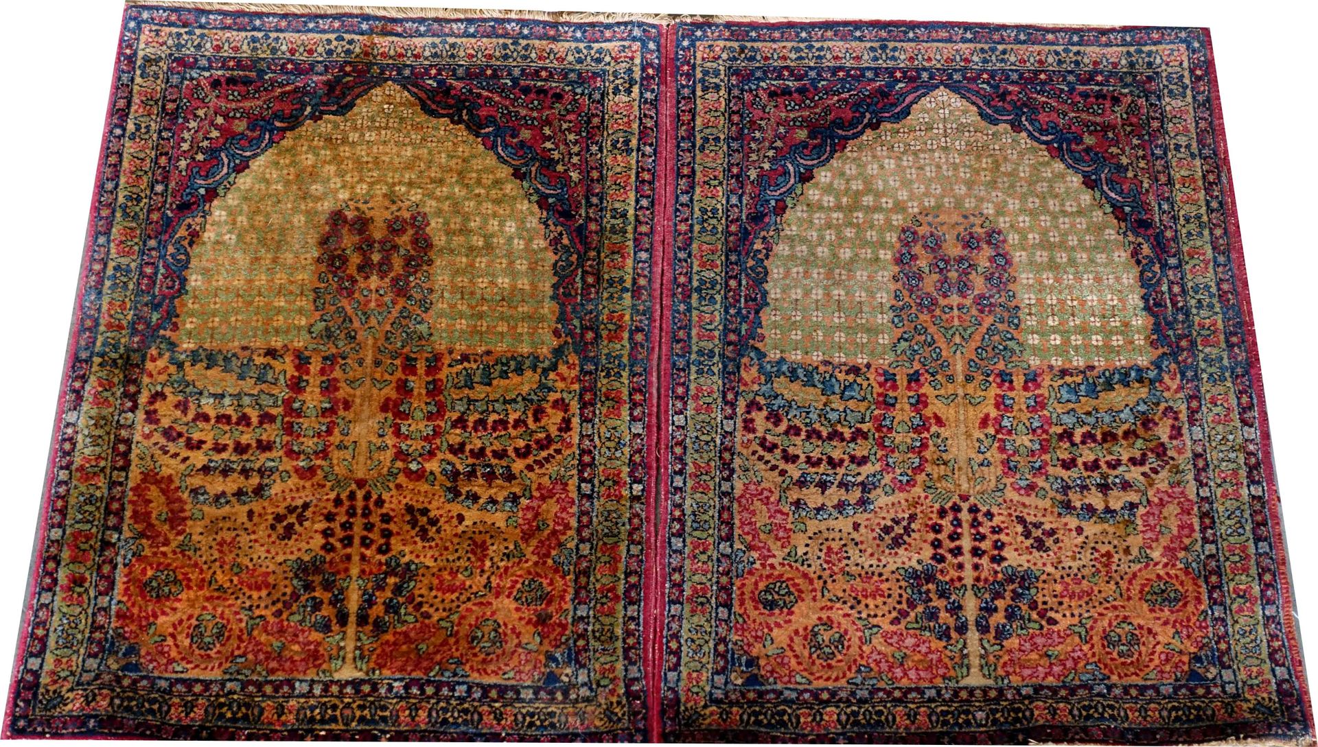 Paire de Carpettes de prière Kirman. Le mihrab entoure un décor entièrement cons&hellip;