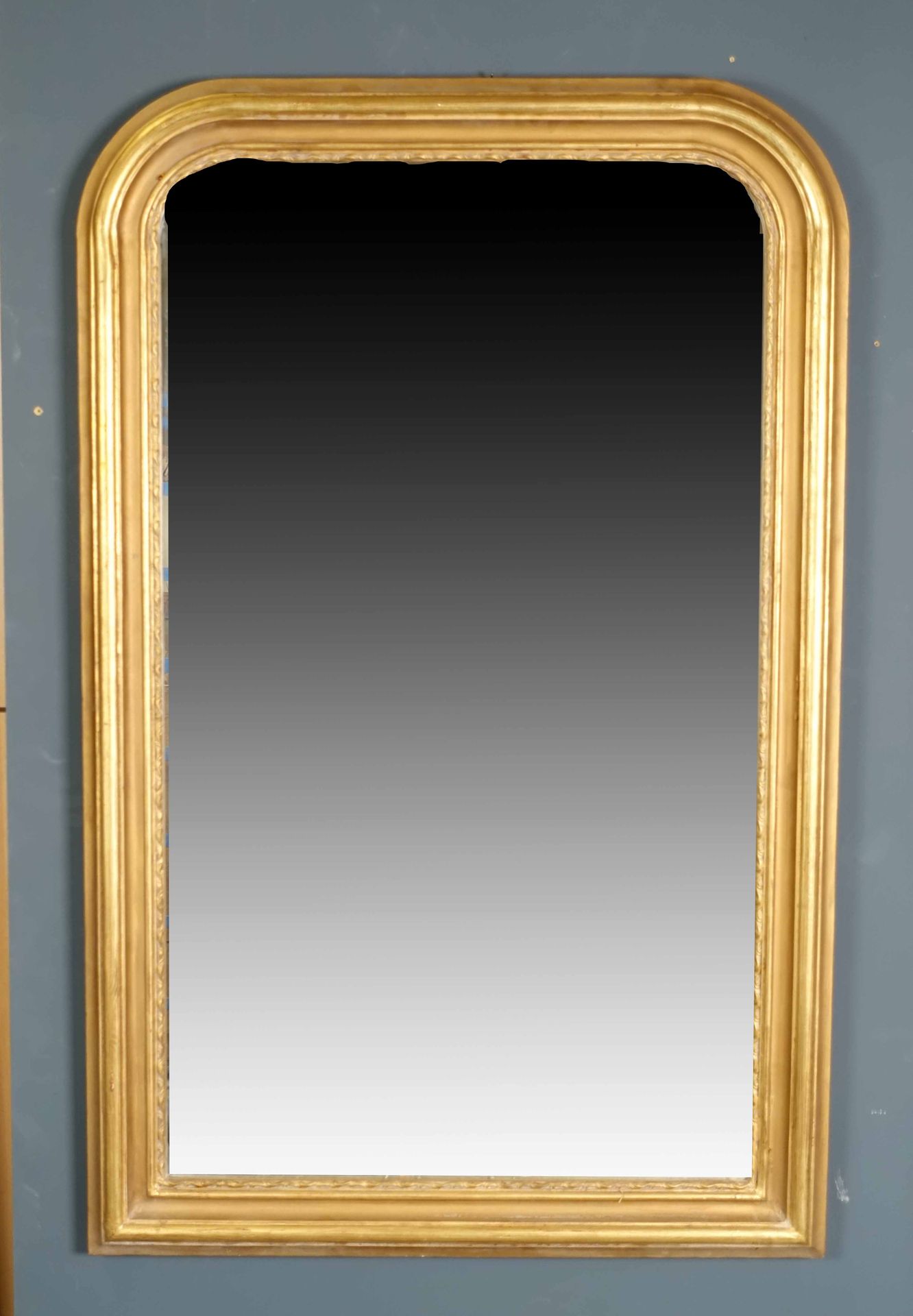 Miroir de Cheminée. Telaio modellato. Legno dorato. Dimensioni: 137 x 91 cm.