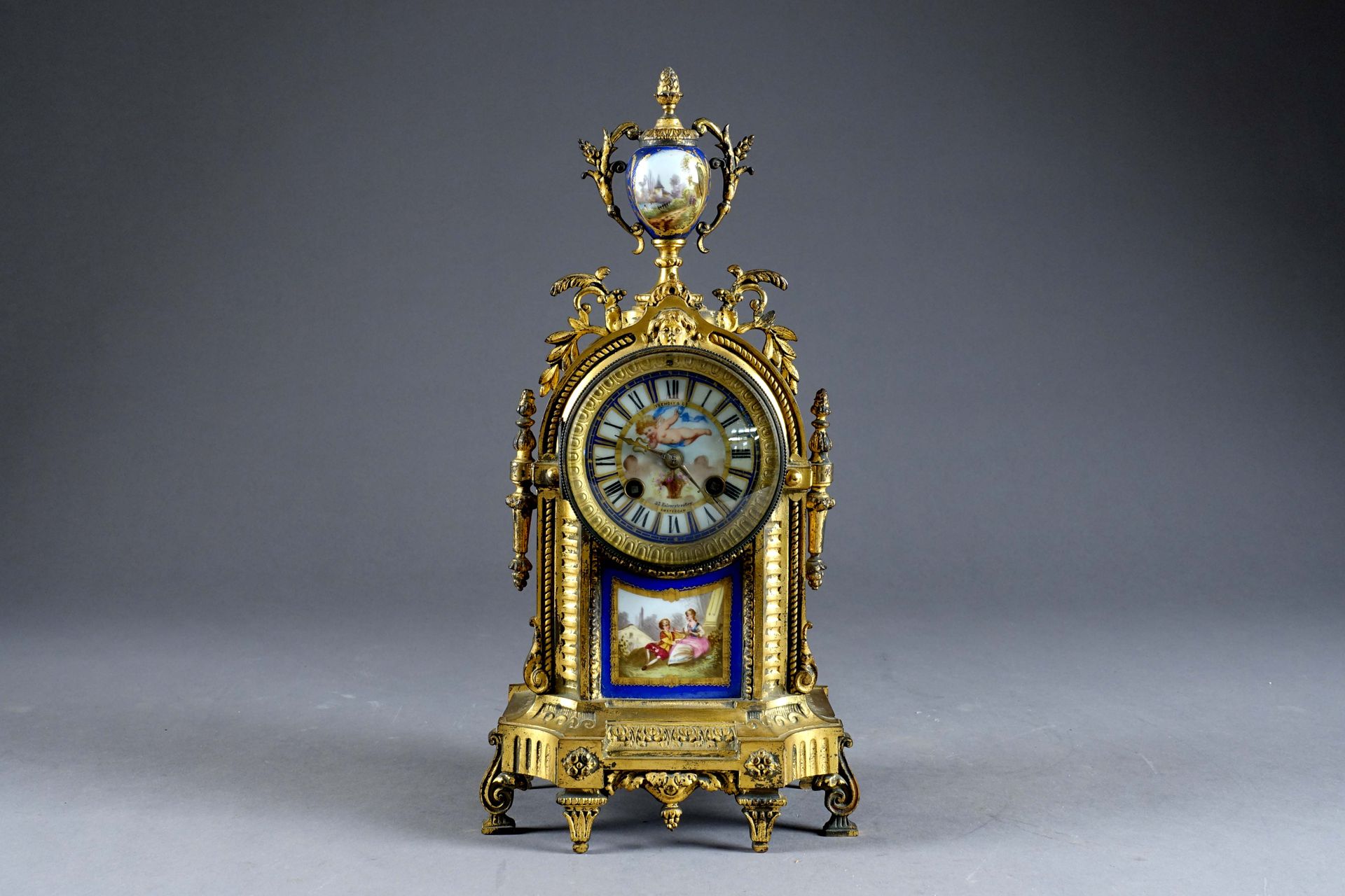 Pendule Louis XIV. 鎏金金属。表盘和装饰物为多色瓷，装饰有英勇的场景和一个小天使。Japy运动。阿姆斯特丹的钟表制造商Veehof的标志。19&hellip;