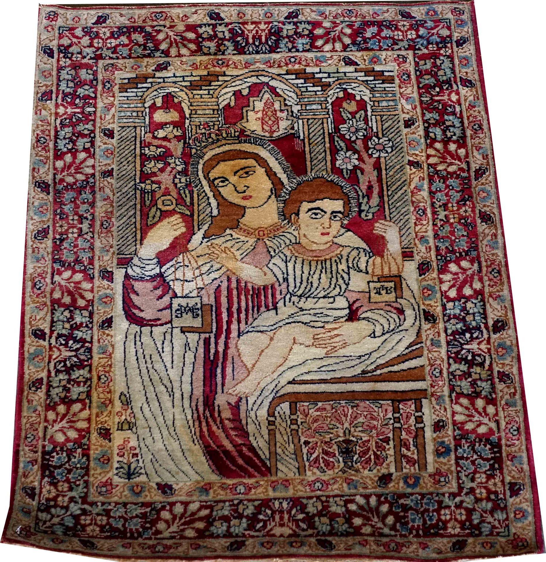 Carpette figurative Kirman-Laver. 奇怪的 "圣母和儿童 "的装饰，在一个建筑的内部。红色边框，有花束。尺寸：87 x 67厘米&hellip;