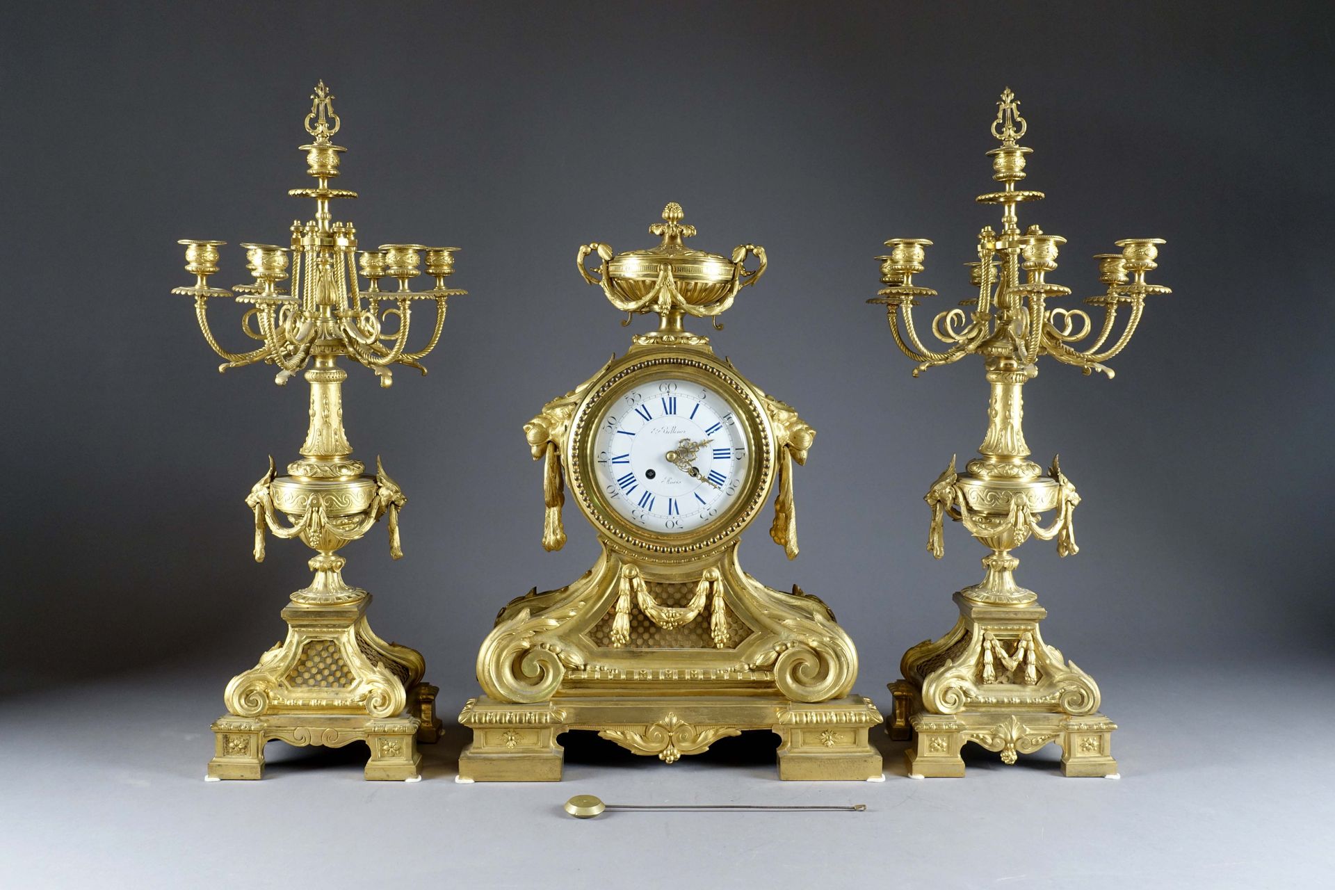 Importante Garniture de Cheminée, Louis XVI. En el centro un reloj, apoyado en c&hellip;