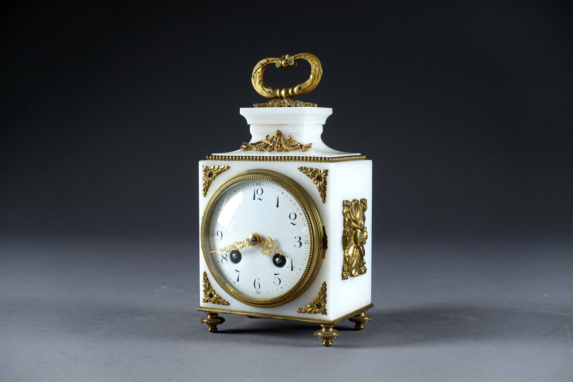 Petite Pendule de Table Louis XVI, de Forme borne. Weißer Marmor und vergoldete &hellip;