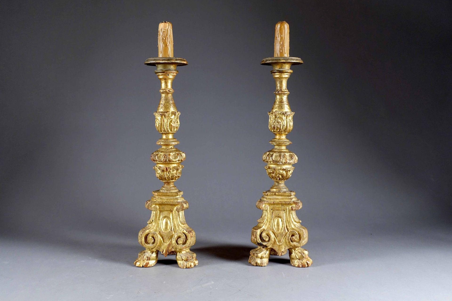 Paire de Flambeaux tripodes. Claw feet and baluster shaft. Wood carved with acan&hellip;